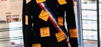Un mannequin en habits officiels de maire avec des post it.