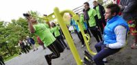 Des étudiants en train de tester les équipements sportifs.