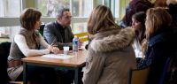 Des étudiants discutent avec des professionnels lors du forum