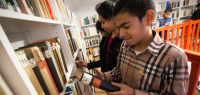 Des collégiens regardant des livres dans la bibliothèque de l'ISTA