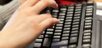 clavier avec des mains.