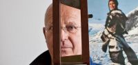 Visage de Jean-Michel Bessette en arrière plan tenant dans ses mains une mini guillotine.