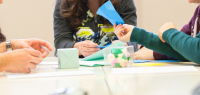 des collégiens en train de manipuler des figures en papier