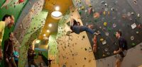 Plusieurs grimpeurs sur le mur d&#039;escalade du gymnase de la Bouloie