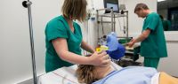 Deux médecins soignent une patiente dans un hôpital