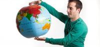 Homme avec un globe en plastique