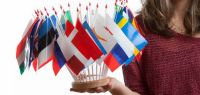 Une jeune femme tenant des drapeaux de différents pays