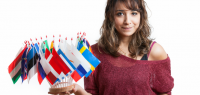 Une étudiante tenant des drapeaux