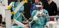 Un chirurgien opère avec un dispositif de visualisation sous le regard des chercheurs.