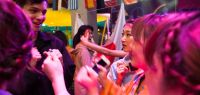 Groupe d'étudiants lors d'une discussion animée lors d'une soirée internationale.