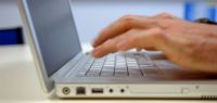 Une personne qui utilise son ordinateur
