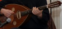 Un homme jouant du oud