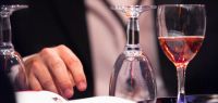 sommelier devant une table