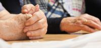 Mains de personnes âgées