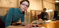 Marie Cécile Casier devant son oeuvre