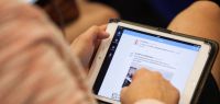 Une personne connectée à Twitter sur sa tablette