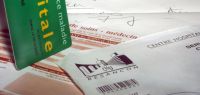 Assemblage de cartes vitales, feuilles de soins et ordonnances.