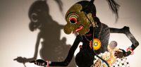 photo d'une marionnette et de son ombre derrière
