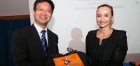 Zhou Yajun et Anne-Emmanuelle Grossi tenant un cadeau.