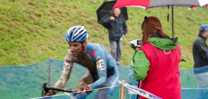 Une étudiante en train de filmer un coureur