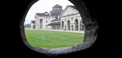 Vue de la Saline d'Arc-et-Senans à travers un trou