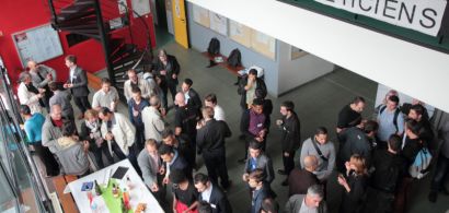 Un groupe de gens vu du dessus dans le hall du département réseaux et télécommunications.