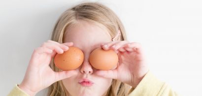 Petite fille avec oeufs