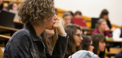 Des étudiantes dans un amphi