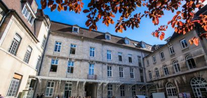La cour principale de la faculté des lettres.