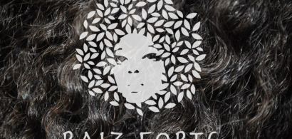 Cheveux métissé avec logo du film