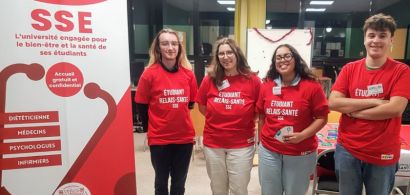 4 étudiants ERs devant un kakemono SSE