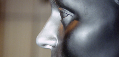 Gros plan sur le visage d'une statue