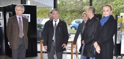 Le préfet, le président de l'UFC et des membres de son équipe dans le hall d'accueil de la MDE.