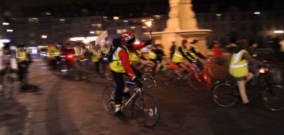 Des vélos en mouvement autour de la fontaine place de la révolution.