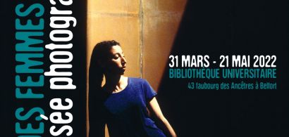 Femme appuyée contre un mur