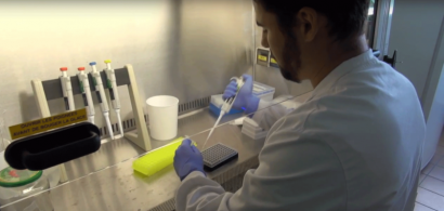 Alexandre Naegele dans son laboratoire