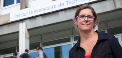 Anne-Laurence Ferrari devant le bâtiment central de l'IUT