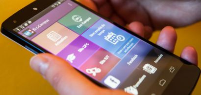 Une main tient un smartphone