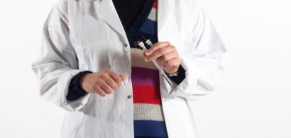 Une femme en blouse blanche qui tient une éprouvette