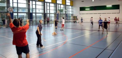 Tournoi de badminton dans un gymnase