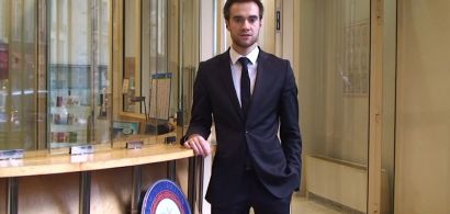 Un jeune homme en costume cravate