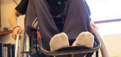 Un étudiant dans un fauteuil roulant
