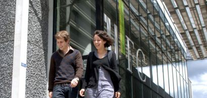 Des étudiants devant la maison des étudiants