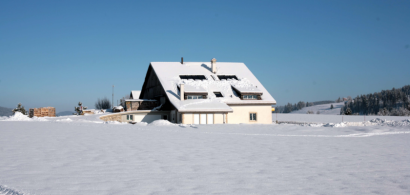 Un chalet sous la neige.