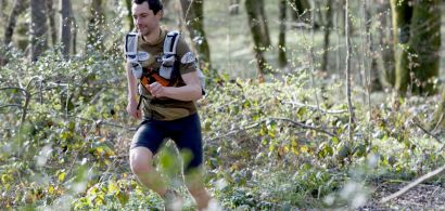 Bruno Girard en train de courir dans la forêt