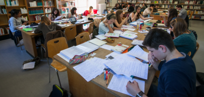 Des étudiants révisent à la BU
