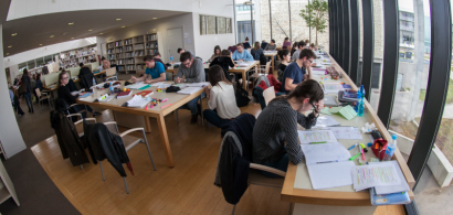 Des étudiants dans la BU Santé