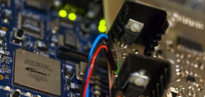 Vue en gros plan du calculateur neuromorphique