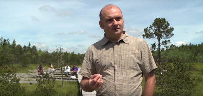 Daniel Gilbert devant la tourbière de Frasne