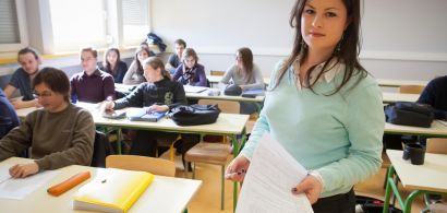 Visage de Céline Bourgeois dans sa salle de classe avec ses élèves en arrière plan.